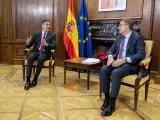 El presidente del Gobierno, Pedro Sánchez, y el líder del PP, Alberto Núñez Feijóo, conversan durante una reunión, en el Congreso de los Diputados de este viernes.