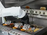 Flippy, el robot que cocina en el restaurante de Pasadena operado por inteligencia artificial.