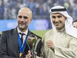 Guardiola posa con el CEO del City Group, Khaldoon Al Mubarak.