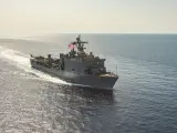 Un barco de guerra de la marina de EEUU navega por el Mar Rojo.