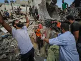 Palestinos recuperan el cad&aacute;ver de una ni&ntilde;a de entre los escombros de una vivienda.