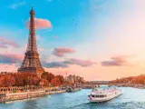 La torre Eiffel y el r&iacute;o Sena en Par&iacute;s.