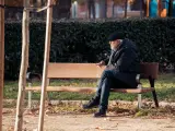 Un hombre anciano sentado en un banco