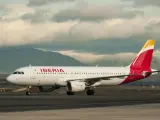 Avión de Iberia en la pista de aterrizaje.