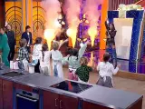 Vicco en MasterChef Junior, con los niños y el jurado bailando.