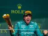 Fernando Alonso celebra su podio en el GP de Brasil 2023.