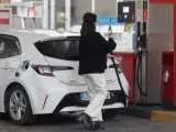 Una persona repostando gasolina en enero de 2024