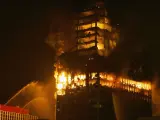 Bomberos act&uacute;an en el incendio del edificio Windsor de Madrid, en febrero de 2005.