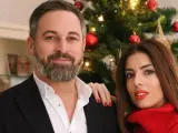 Santiago Abascal y su mujer, Lidia Bedman, en un posado navideño en redes sociales.