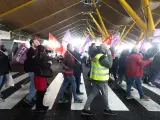 Varios trabajadores de handling de Iberia protestan en el día que comienza su huelga,