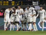 El Real Madrid celebra por todo lo alto uno de sus goles al Atleti.
