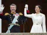 Federico X de Dinamarca y la reina Mary saludan desde el balcón del palacio de Christiansborg tras ser proclamados reyes.