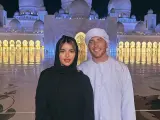 La 'influencer' Natalia Osona y su pareja, Diego Sanchis, en Abu Dabi.