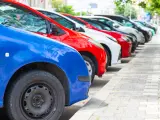 Coches aparcados en la calle.