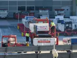 Varios trabajadores de handling de Iberia durante el último día de la huelga del servicio, en el aeropuerto Adolfo Suárez Madrid-Barajas