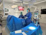 El Dr. Carlos Mill&aacute;n, especialista en Ginecolog&iacute;a y Obstetricia de Vithas Internacional, en un momento de una intervenci&oacute;n quir&uacute;rgica.