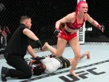 Gillian Robertson celebra su victoria en UFC 297