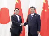 El primer ministro japonés, Fumio Kishida, posa con el presidente chino, Xi Jinping, en la cumbre Asia-Pacífico de 2023.