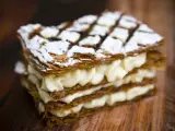 Pastel de milhojas con crema pastelera.