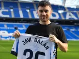 Javi Galán posa con la camiseta de la Real Sociedad.