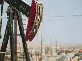 Un campo de extracción de petróleo en Bakersfield, en California.