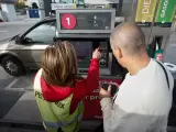 Una trabajadora ayuda a un hombre a repostar combustible en las inmediaciones de la gasolinera Petroprix de Ribadeo