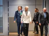 Lagarde (i) camina junto a Guindos (d) hacia la rueda de prensa.