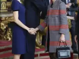 Eva Fernández, en un besamanos, junto a la reina Letizia.
