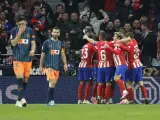 Los jugadores del Atlético de Madrid celebran el segundo gol ante el Valencia.
