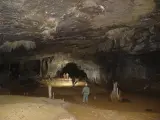 Vista del interior de una cueva del sistema de cavidades del Alto Tejuelo en Cantabria.