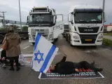 Manifestantes israelíes bloquean camiones que transportan ayuda humanitaria con destino a Gaza, a la entrada del puerto de Ashdod, en el sur de Israel, el 1 de febrero de 2024.