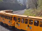El tren minero del Ecomuseo Minero acercándose al Pozo Samuño, Asturias.