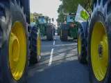 Tractores de agricultores cortan las calles de Sevilla.