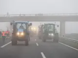 Agricultores y tractores en la A-2 a su paso por Fondarella (Lleida).