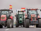 Tractores concentrados en la autovía A-4 en el kilómetro 121 a la altura de Madridejos, en la segunda jornada de protestas de agricultores, a 7 de febrero de 2024 en Madridejos, Toledo, Castilla-La Mancha (España). Agricultores y ganaderos de toda España han sacado sus tractores a las carreteras por segunda jornada consecutiva para pedir mejoras en el sector, entre ellas exigir ayudas para afrontar las sequías que sufre el campo. Además, protestan contra las políticas europeas y su falta de rentabilidad. Los agricultores hacen guardias entre ellos desde ayer, 6 de febrero en este punto kilométrico de la autovía A-4. 07 FEBRERO 2024;TRACTORES;SECTOR PRIMARIO;AGRICULTORES;PROTESTAS;CARRETERAS Mateo Lanzuela / Europa Press 07/2/2024