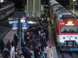 Decenas de personas en un andén de Cercanías en la estación de Atocha, en una imagen de archivo.