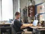 Trabajador con un ordenador