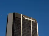 El Banco Sabadell mejora un escalón la calificación crediticia que otorga S&P