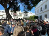 Concentraci&oacute;n en Barbate en repulsa por la muerte de dos guardias civiles asesinados por narcotraficantes.