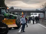 Centenares de tractores marchan para bloquear Mercabarna y la autopista AP-7