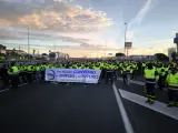 Los trabajadores de Acerinox Cádiz cortan la autovía A-7 en su noveno día de huelga