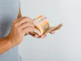 Persona contando billetes