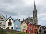 Al sur de Irlanda y sobre el río Lee se encuentra Cork. Alberga uno de los puertos naturales más grandes del mundo y también destaca por sus casitas de colores y por sus dos catedrales: la de Santa María y Santa Ana, católica, y la San Finbar, perteneciente a la iglesia irlandesa.