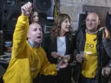 El alcalde de Ourense y líder de Democracia Ourensana, Gonzalo Pérez Jácome (i) junto al cabeza de lista a las elecciones autonómicas, Armando Ojea (d), entre otras, durante el cierre de campaña del partido.