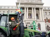 Un tractor a su llegada al Ministerio de Agricultura durante una protesta de agricultores y ganaderos.