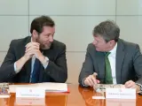 El ministro de Transportes, Óscar Puente (i), y el secretario de Estado de Transportes y Movilidad Sostenible, José Antonio Santano