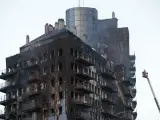 VALENCIA, 23/02/2024.- Los bomberos continúan trabajando este viernes tras el fulminante y devastador incendio en un edificio de viviendas de catorce plantas en València, que se ha propagado a otro anexo, y ha causado cuatro muertos y se busca a otras diecinueve personas que están desaparecidas y a quienes sus familiares no han logrado localizar desde que comenzó el fuego. EFE/Biel Aliño