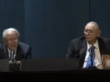 Warren Buffett (i) y Charlie Munger (d), durante la reunión anual de Berkshire en mayo de 2023.