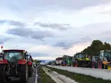 Agricultores cortan la AP-7, la principal vía de conexión entre España y Francia