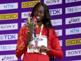 Fátima Diame celebra el bronce en el podio de los Mundiales de Glasgow.